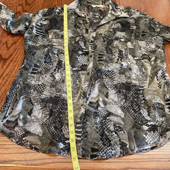 BB DAKOTA women’s snakeskin pattern OVERSIZED / RELAXED fit button down BLOUSE - Picture 11 of 12